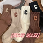 咖啡色袜子女士中筒袜四季通用可爱日系字母C袜长筒配鲨鱼裤网红