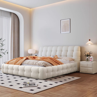 法式现代简约轻奢奶油风羊羔绒棉，花糖主卧室，布艺软包白色双人大床