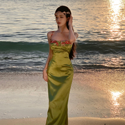 绿色吊带连衣裙女夏季刺绣花朵气质，超仙海边缎面，海边度假风沙滩裙