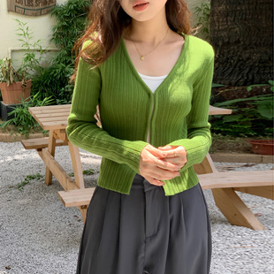 牛油果绿毛衣开衫修身显瘦v领短款外搭设计感小众芥末绿针织外套