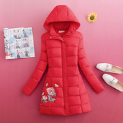 红色绣花羽绒服2023年冬季女修身显瘦白鸭绒保暖厚外套粉红玛丽风