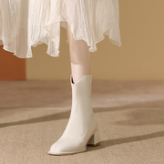 骄屿白色短靴女马丁靴，2023年秋冬小踝靴方头，粗跟高跟靴瘦瘦靴