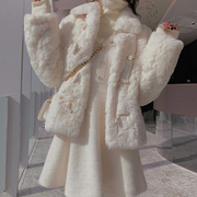 羊羔毛皮草(毛皮草)外套，女短款年轻款2022秋冬白色牛角扣仿獭兔毛大衣