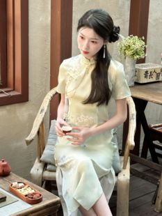 新中式旗袍绿色小清新改良少女，年轻款日常复古中国风素雅2024春夏
