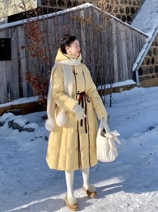 奶黄色连帽收腰羽绒服女冬季高级感加厚保暖长款白鸭绒面包服外套