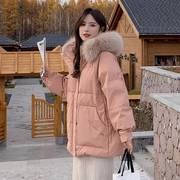 kc。粉色大毛领羽绒服女短款2023时尚，韩版90白鸭绒(白鸭绒)外套