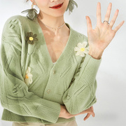 2023秋季设计感小清新v领针织女开衫短款绿色，花朵毛衣女(毛衣女)上衣
