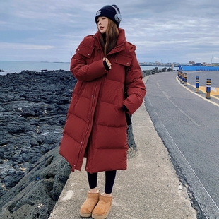 酒红色羽绒服女冬季2023韩系宽松中长款加厚保暖90白鸭绒外套