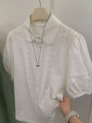 今年流行设计感白色，蕾丝镂空衬衫小个子，娃娃领短款泡泡袖上衣