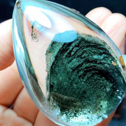 魅晶天然水晶晶体，通透墨绿色全包裹千层山绿幽灵水滴吊坠