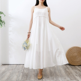 白色棉麻吊带连衣裙女夏季文艺范长裙子到脚踝宽松旅行设计感小众