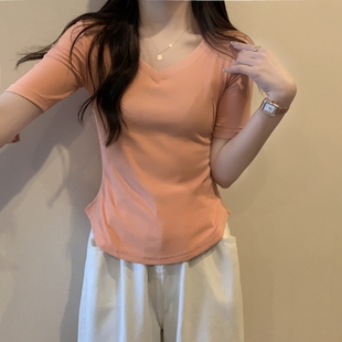 粉色V领短袖t恤女夏季2024辣妹风韩版小众修身显瘦短款上衣