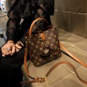 香港品牌包包女士2024复古真皮，手提单肩水桶，包质感(包质感)斜跨小包包