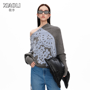 设计师品牌xiaoli筱李蕾丝图案，斜领露肩蝙蝠袖，羊毛针织上衣灰
