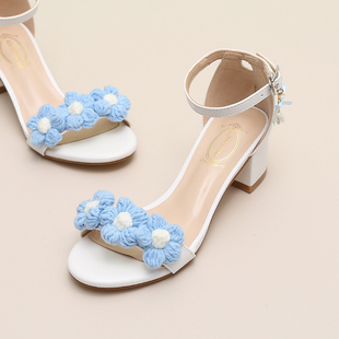 蓝色毛线花朵一字式腕带白色，皮面露脚趾，粗跟高跟鞋甜美少女凉鞋夏
