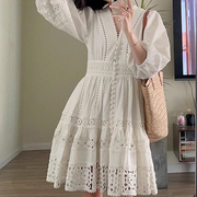 白色灯笼袖v领连衣裙，女夏2024重工镂空蕾丝，花边高腰显瘦短裙
