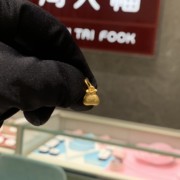 周大福精致小巧可爱福袋足金，黄金吊坠7折定价r30383