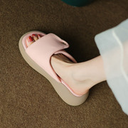 时尚外穿厚底罗马女拖鞋，复古真皮一字型，凉拖坡跟平底粉色露趾凉鞋