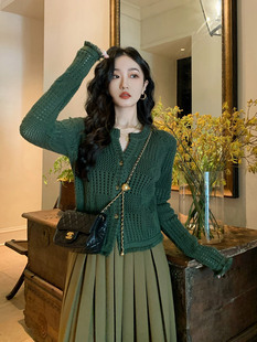 任小艺(任小艺)复古绿色镂空毛衣，开衫外套女设计感早春装2024年女上衣