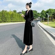 秋装时尚2023年法式复古高级感气质长裙黑色，金丝绒长袖连衣裙子女