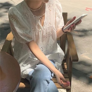 chic蕾丝镂空v领衬衫，女夏季设计感女小众泡泡袖娃娃衫中长款上衣