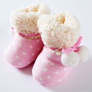 加厚的新生婴儿棉靴子软底保暖男女加绒3-9个月鞋套粉色羊羔绒鞋