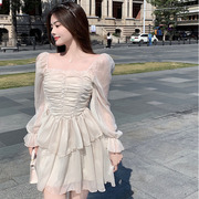 温柔风甜美气质仙女连衣裙，2022春季方领喇叭，袖褶皱层层蛋糕裙