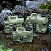 户外食品级塑料水桶家用储水桶带盖带水龙头，方形手提军绿pe方桶