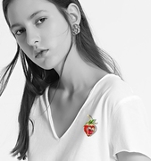 欧美设计感草莓胸针女高档时尚，精致个性气质优雅别针外套开衫胸花