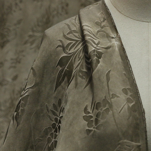 凸花绉 脏染真丝布料 6A桑蚕丝提花炒色做旧原创设计师丝绸面料