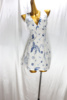 飞成家女装时尚修身性感显瘦法式v领白色，蓝花露背亚麻连衣裙135期