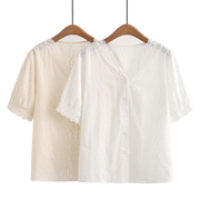 v领蕾丝绣花短袖，上衣女夏季气质显瘦百搭设计感大码白色衬衫