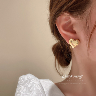 金属爱心耳钉2024年耳环小众设计感高级纯银针心形耳饰女