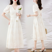 白色收腰法式连衣裙显瘦2024女夏季修身v领泡泡袖中长款气质