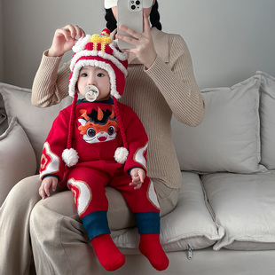 中国风婴儿龙年拜年服男女宝宝，冬装背带裤针织，毛衣周岁礼服套装红