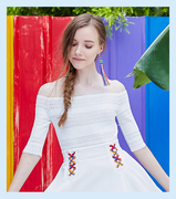 原创设计师白色蕾丝修身一字领露肩，中袖针织镂空套头女上衣夏季