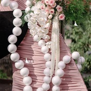 婚礼舞台背景墙挂饰白色圆球泡沫，串美陈橱窗(陈，橱窗)装饰婚庆布置道具