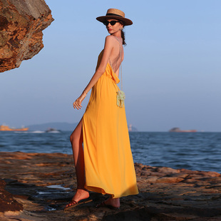 黄色海边沙滩裙 海岛度假穿搭挂脖吊带连衣裙 多巴胺露背开叉长裙