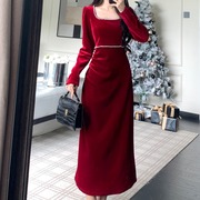 大码女装复古红色方领金丝绒连衣裙，女2023秋冬高级感钉珠显瘦长裙