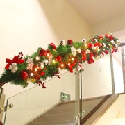 圣诞藤条挂饰商场橱窗楼梯场景，布置圣诞节装饰品氛围主题挂件藤圈