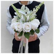 韩式新娘手捧花韩系婚纱照，拍摄玫瑰手捧花，结婚婚礼白色手拿花束