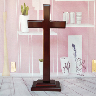红棕色实木十字架摆件，手持木桌面摆送礼物品，实木十字架挂件