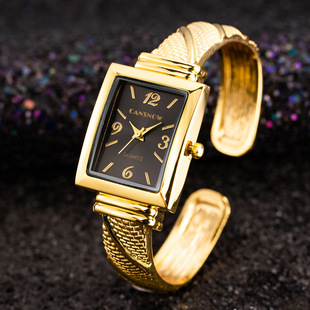 朋克风手镯手表女性时尚金属质感手环时装方形表盘指针式石英腕表
