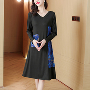 2023年秋季圆领通勤长袖A型印花大口袋蓝色长裙时尚韩版连衣裙女