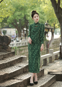 丝绒压褶旗袍秋冬季长袖少女，改良版气质优雅复古中国风连衣裙绿色