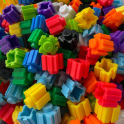 儿童早教益智拼插拼装环保塑料拼图百变方块，积木幼儿园桌面玩具