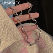 扭曲个性高级感水钻项链，女秋冬款轻奢冷性，风网红独特设计感毛衣链