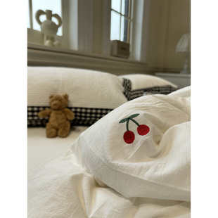 水洗棉床盖格子刺绣小樱桃，床上四件套全棉纯棉1.5m1.8米夹棉床单