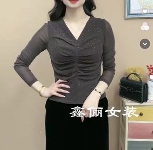 洋气v领长袖上衣女，2023春季亮丝网纱褶皱t恤气质减龄打底小衫