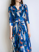 lokalura蓝色气质v领水墨印花连衣裙，高级感七分袖收腰显瘦长裙